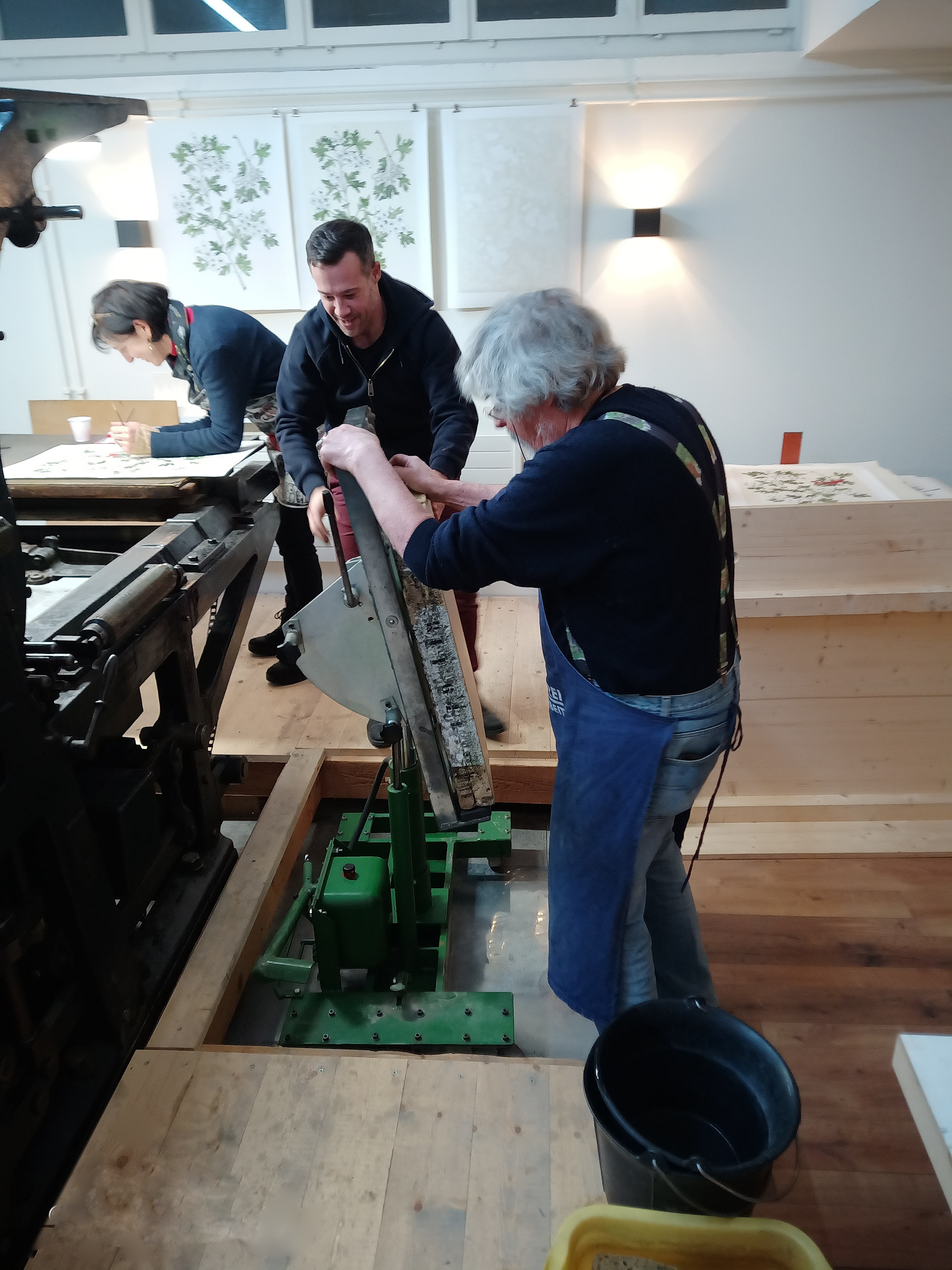Der Stein wird mit dem Steinwagen eingehoben